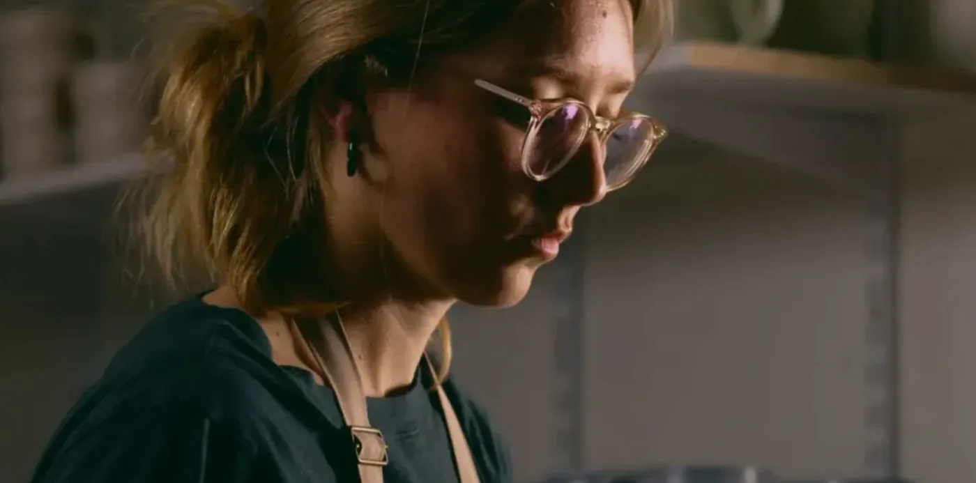 Artisane concentrée dans son atelier